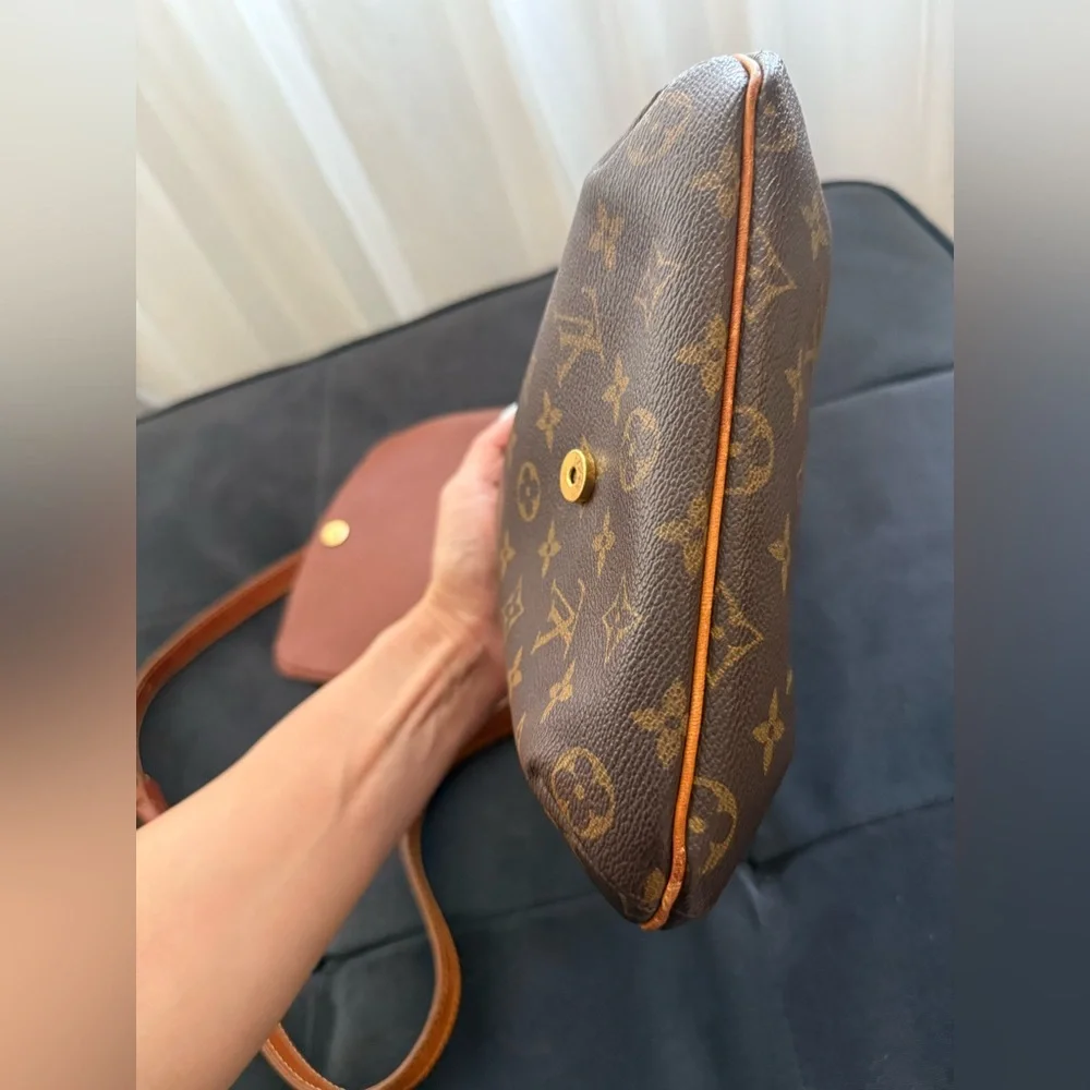 Louis Vuitton Authenticate Monogram shoulder Bag